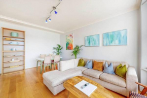 Vibrant and sunny 2 BR apartment in Hyde Park